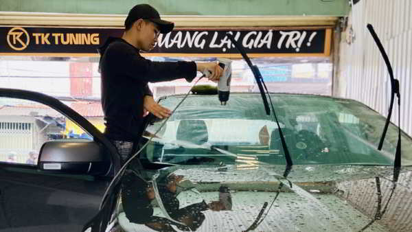 dán phim cách nhiệt cho xe ô tô